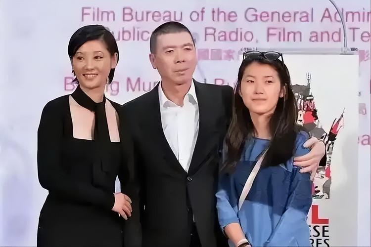 2025年正版资料免费大全和冯小刚养女高中毕业与冯小刚收养的女儿